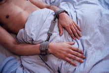Load image into Gallery viewer, Gisèle Handcuffs