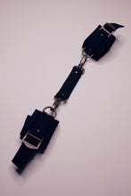 Cargar imagen en el visor de la galería, Piste Noire Detachable Handcuffs
